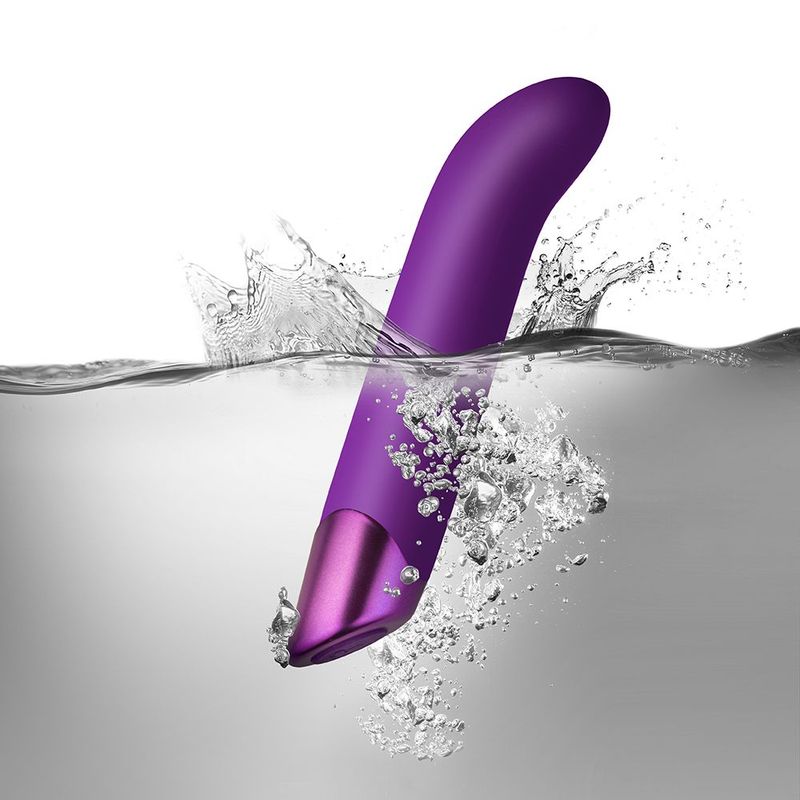 Chaiamo G Purple G spot vibrator with multiple settings submerged in water creating splashes, highlighting its sleek design.