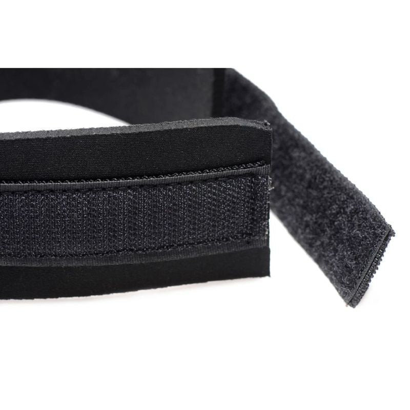 Detail of the Velcro fixture on the Neoprene Collar And Leash Set Black for comfortable wear.