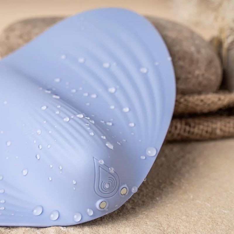 Close-up of the NIYA 5 silicone rechargeable massager with a soft texture and water droplets, ideal for pleasure.