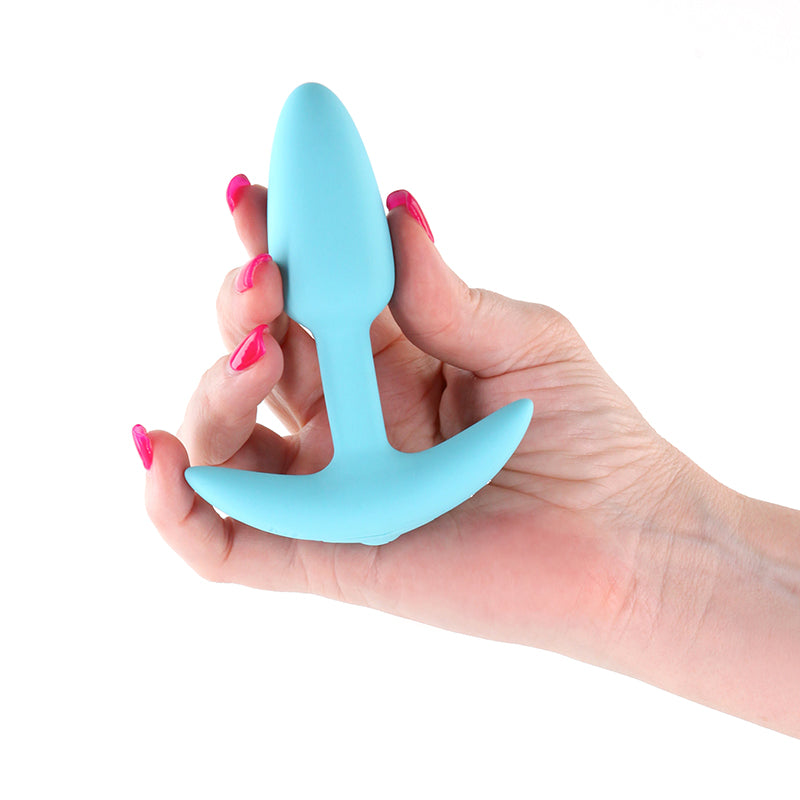 Techno - Trance - 10.9 cm USB Rechargeable Butt Plug with App Control held in a hand, featuring blue silicone material.