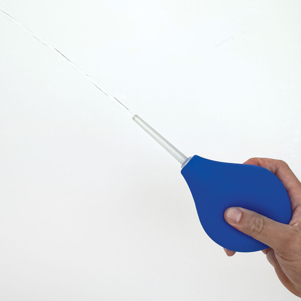Skwert Medium 8 oz Douche Kit - 240 ml Unisex Douche Kit with blue bulb and translucent wand in use.