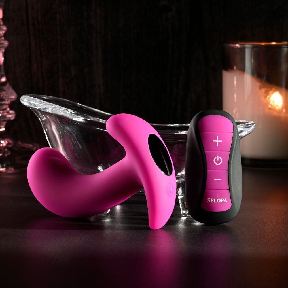 Selopa HOOKING UP - 9.5 cm USB Rechargeable Vibrator with Wireless Remote, pink silicone toy next to remote control.
