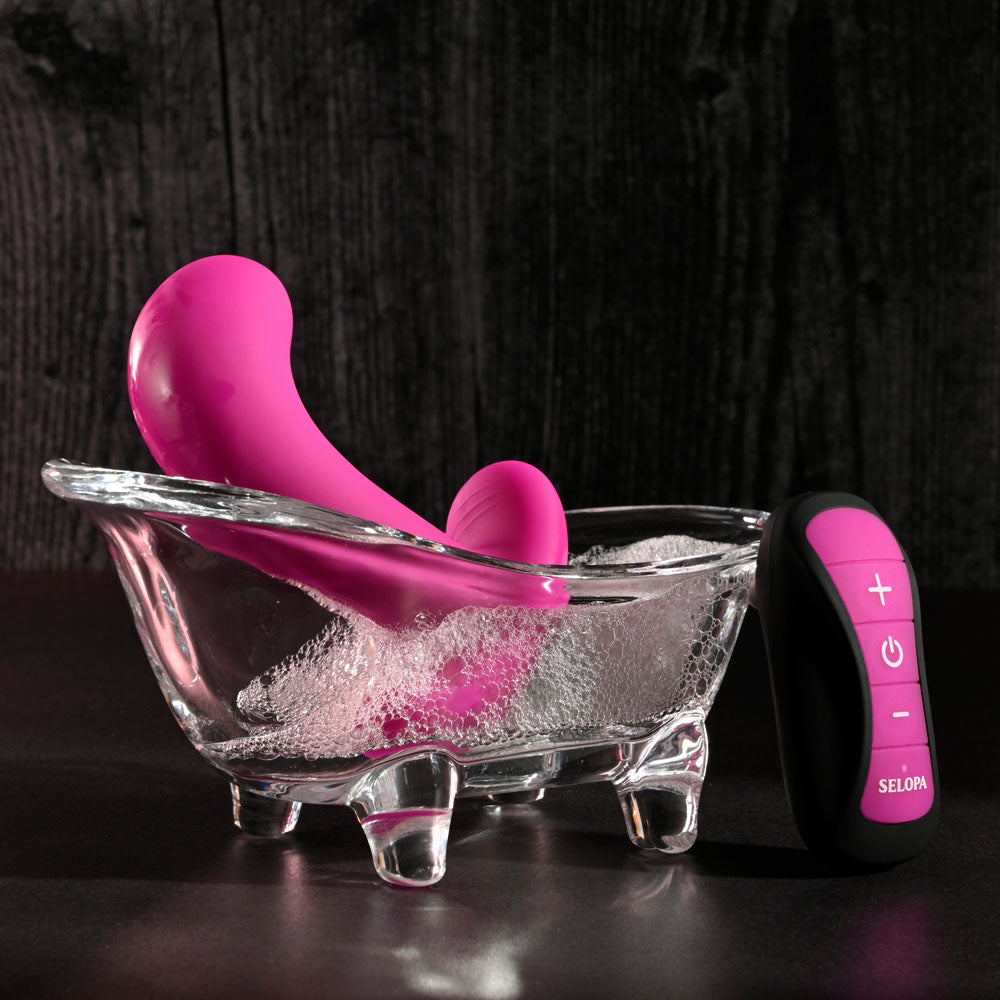 Selopa HOOKING UP - 9.5 cm USB Rechargeable Vibrator with Wireless Remote in a glass bath with bubbles.