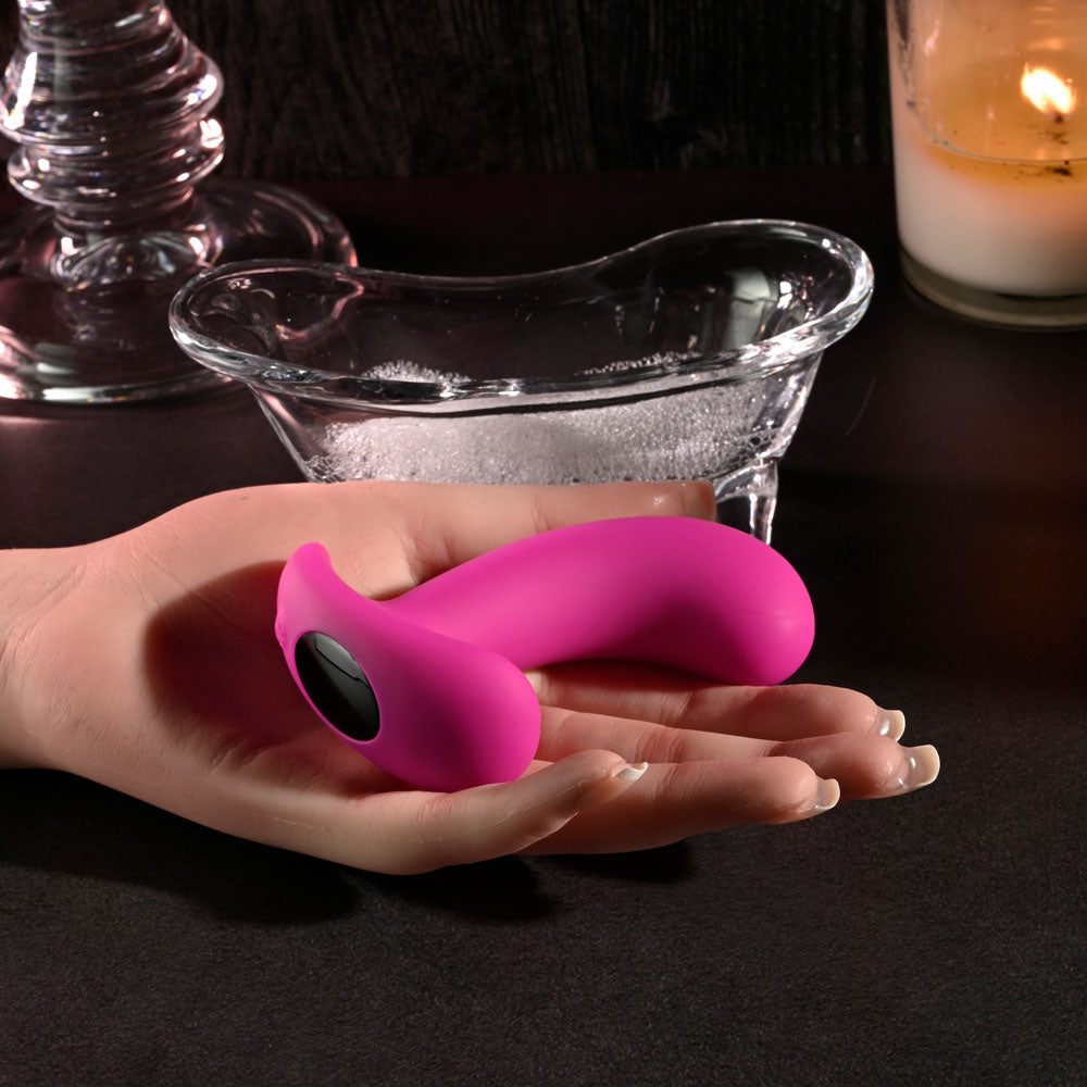 Selopa HOOKING UP - 9.5 cm USB Rechargeable Vibrator with Wireless Remote displayed in a hand next to a candle.