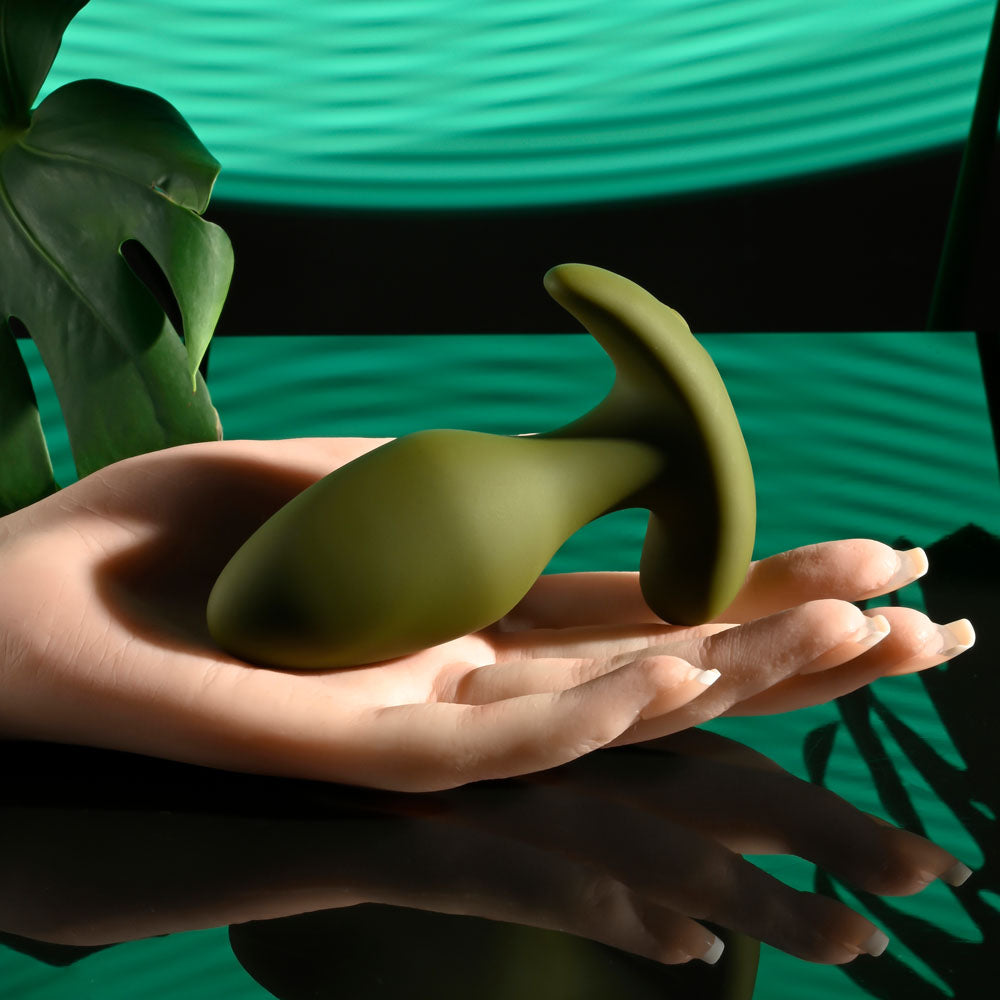Selopa THE COLONEL -  10.1 cm USB Rechargeable Vibrating Butt Plug with Wireless Remote on a hand with a green background.